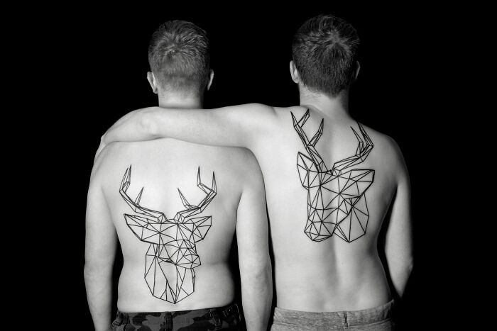 Not Typical Matching Ink: 15 Couple Tattoos That Interact Across Bodies Made By This Artist