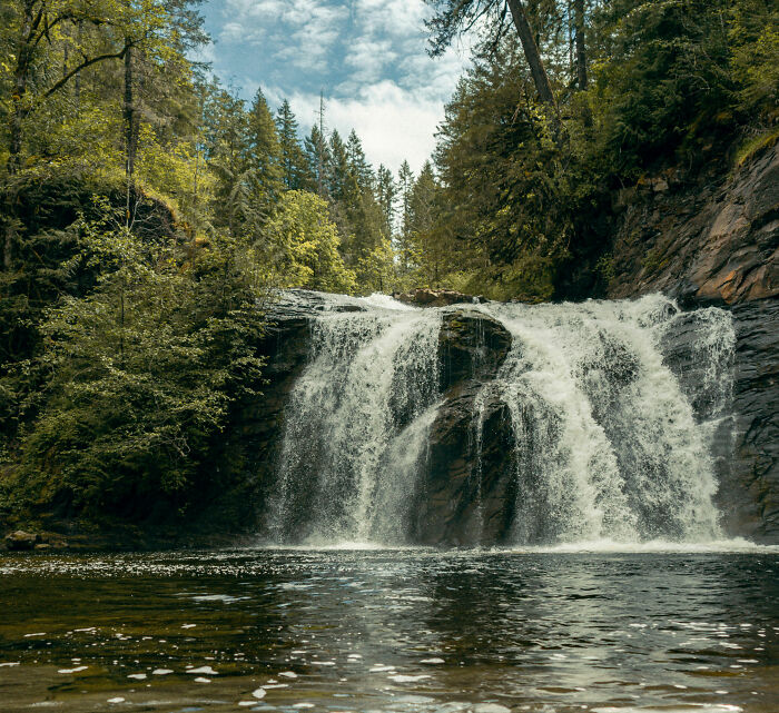 Bride Blocks Off Waterfall At Public Park For Her Wedding, Her Father Then Threatens People Who Complain