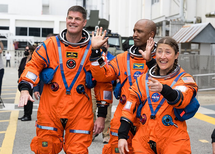 “Thirst Traps From Space”: Astronaut’s Ripped Physique During Moon Mission Sparks Frenzy