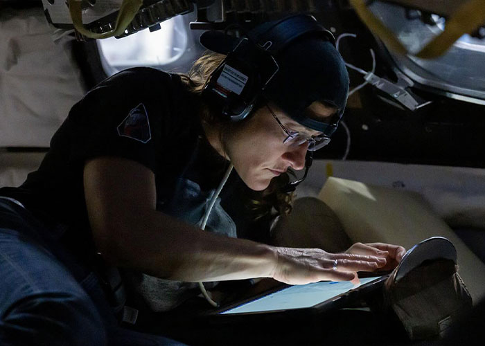 “Thirst Traps From Space”: Astronaut’s Ripped Physique During Moon Mission Sparks Frenzy