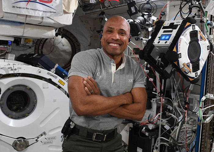 “Thirst Traps From Space”: Astronaut’s Ripped Physique During Moon Mission Sparks Frenzy