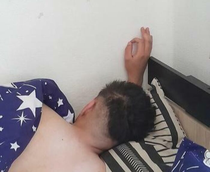 79 People Caught Sleeping In Hilarious And Unhinged Ways