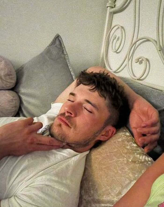 79 People Caught Sleeping In Hilarious And Unhinged Ways