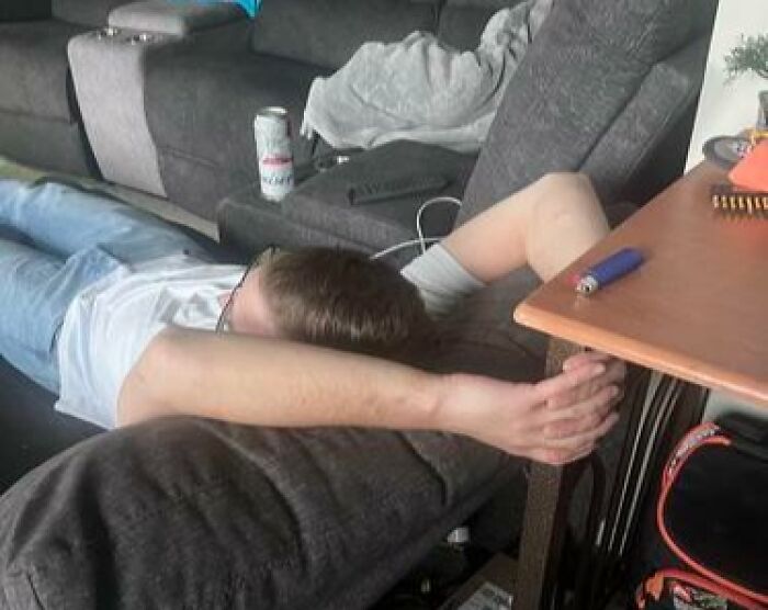 79 People Caught Sleeping In Hilarious And Unhinged Ways