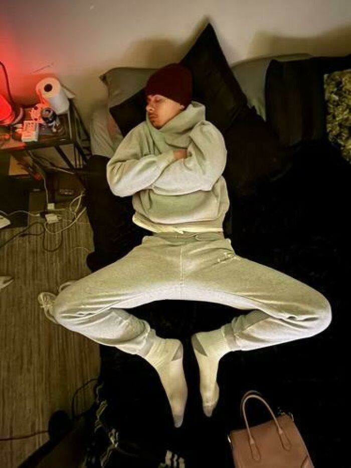 79 People Caught Sleeping In Hilarious And Unhinged Ways