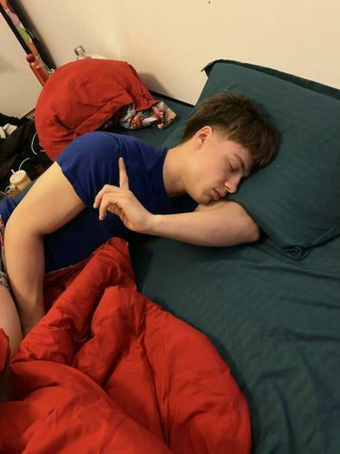 79 People Caught Sleeping In Hilarious And Unhinged Ways