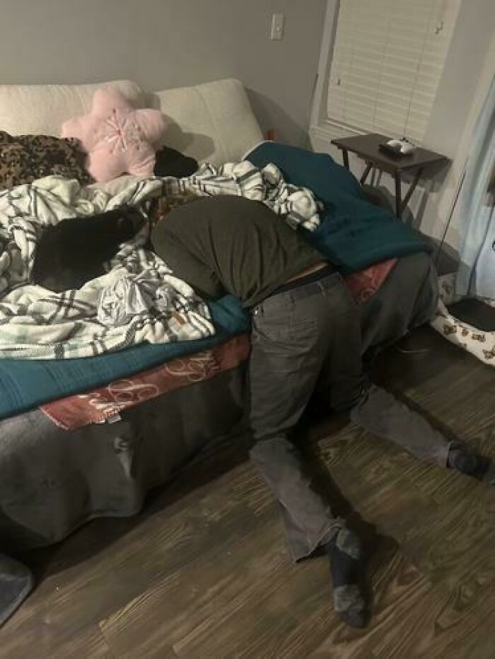 79 People Caught Sleeping In Hilarious And Unhinged Ways