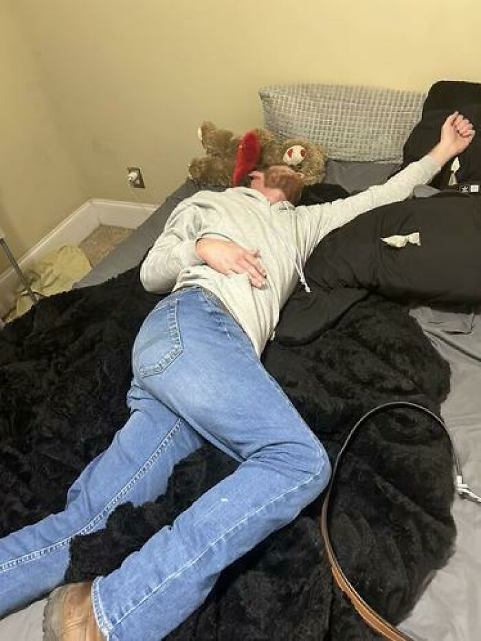 79 People Caught Sleeping In Hilarious And Unhinged Ways