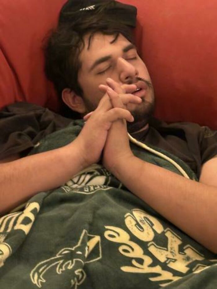 79 People Caught Sleeping In Hilarious And Unhinged Ways