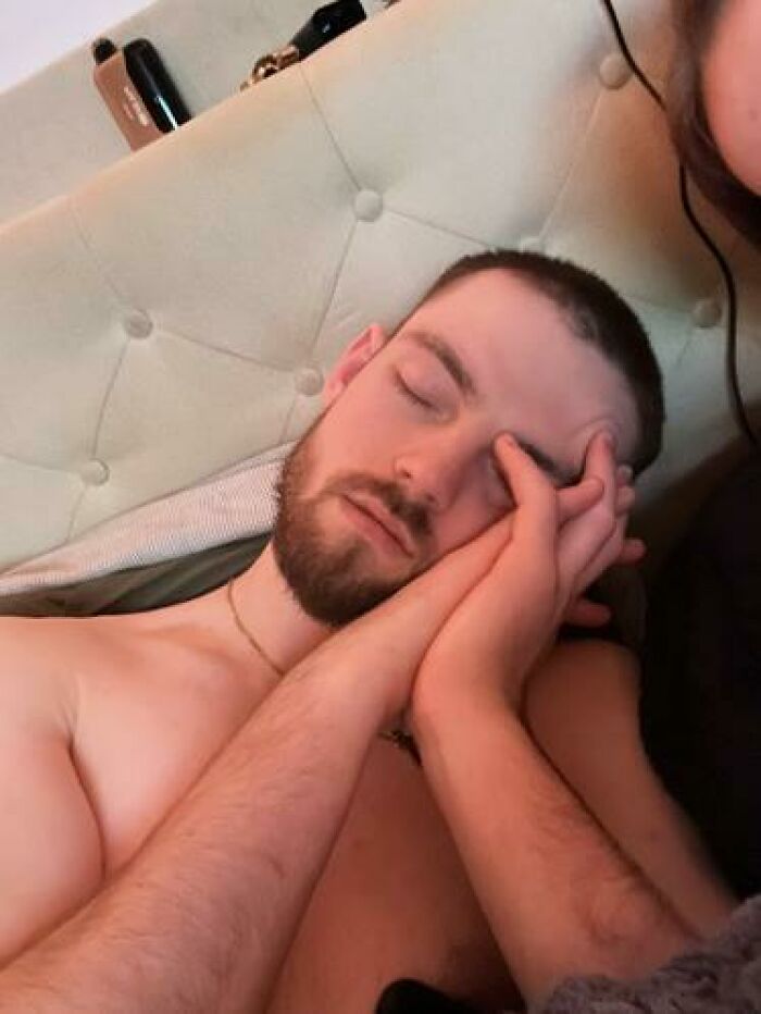 79 People Caught Sleeping In Hilarious And Unhinged Ways