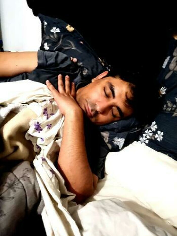 79 People Caught Sleeping In Hilarious And Unhinged Ways
