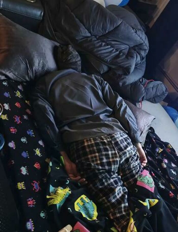79 People Caught Sleeping In Hilarious And Unhinged Ways