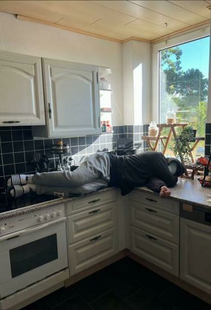 79 People Caught Sleeping In Hilarious And Unhinged Ways