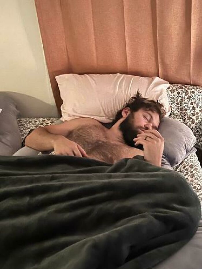 79 People Caught Sleeping In Hilarious And Unhinged Ways
