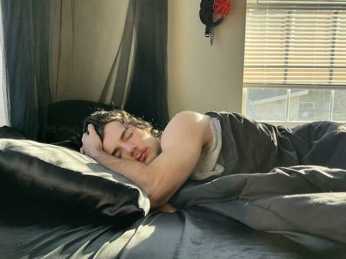 79 People Caught Sleeping In Hilarious And Unhinged Ways