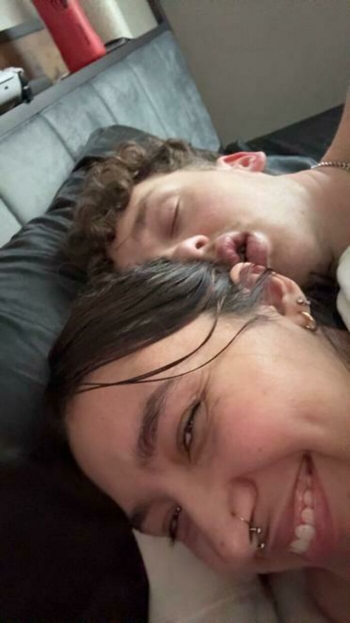 79 People Caught Sleeping In Hilarious And Unhinged Ways