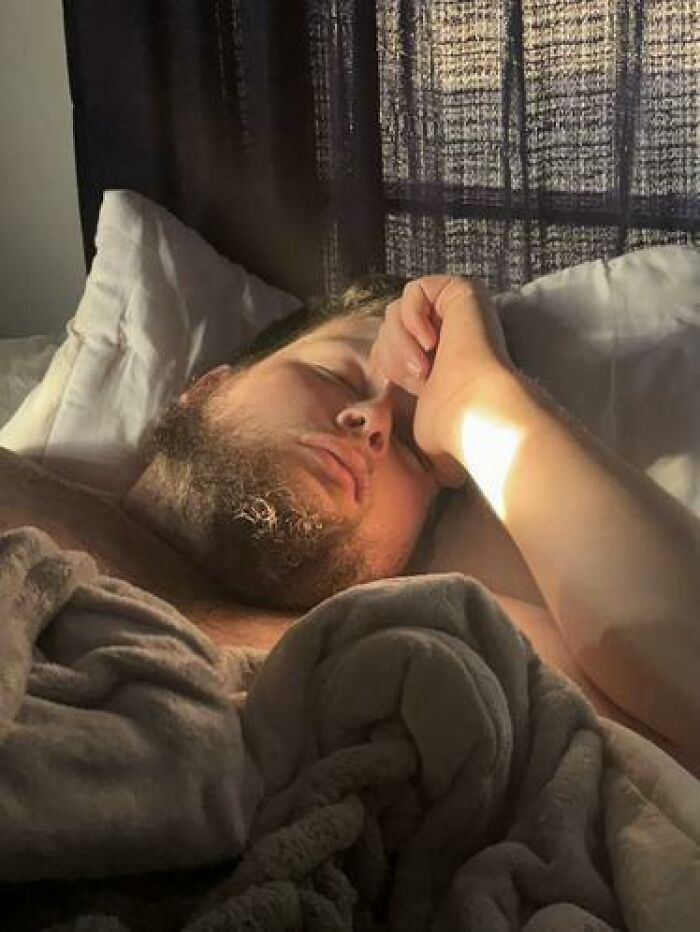 79 People Caught Sleeping In Hilarious And Unhinged Ways