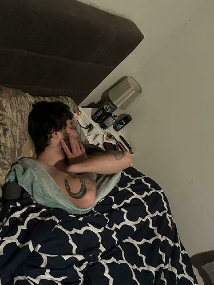 79 People Caught Sleeping In Hilarious And Unhinged Ways