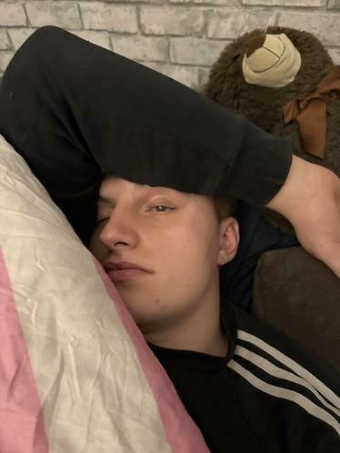 79 People Caught Sleeping In Hilarious And Unhinged Ways