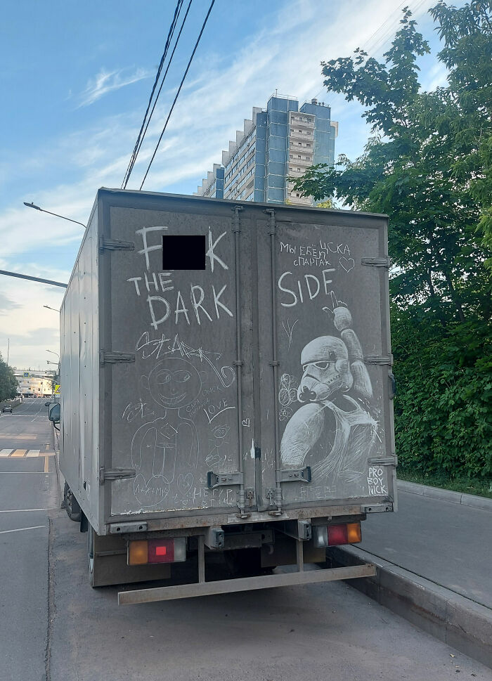 Owners Of Dirty Trucks Find Amazing Drawings On Their Vehicles Left By This Artist (40 New Pics)