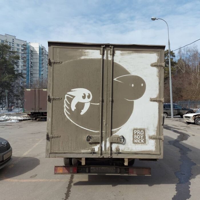 Owners Of Dirty Trucks Find Amazing Drawings On Their Vehicles Left By This Artist (40 New Pics)