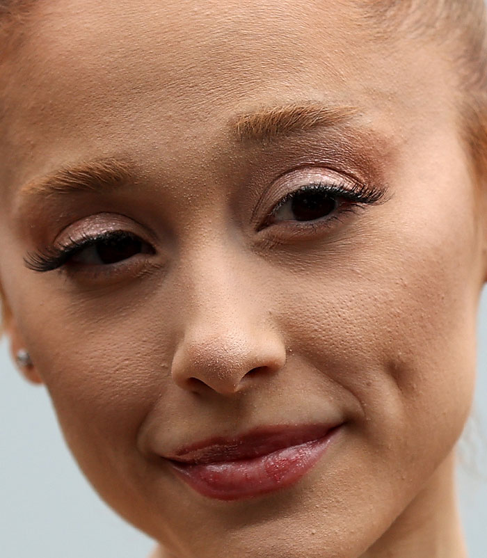 50+ Photos Of Celebrities&rsquo; Skins Up Close That Show They&rsquo;re Human Just Like Us