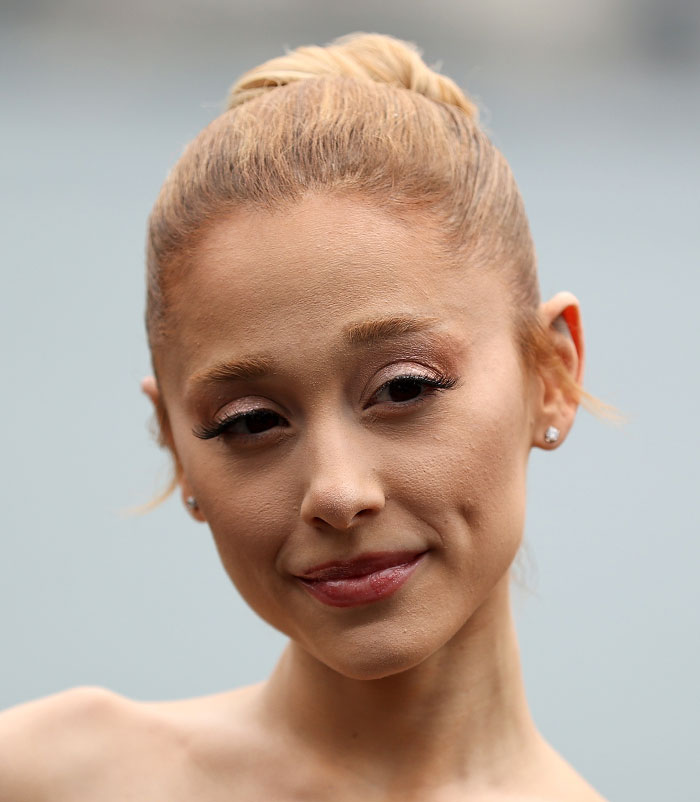 50+ Photos Of Celebrities&rsquo; Skins Up Close That Show They&rsquo;re Human Just Like Us