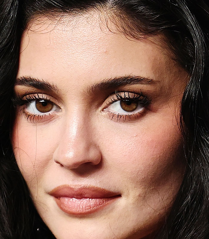 50+ Photos Of Celebrities&rsquo; Skins Up Close That Show They&rsquo;re Human Just Like Us