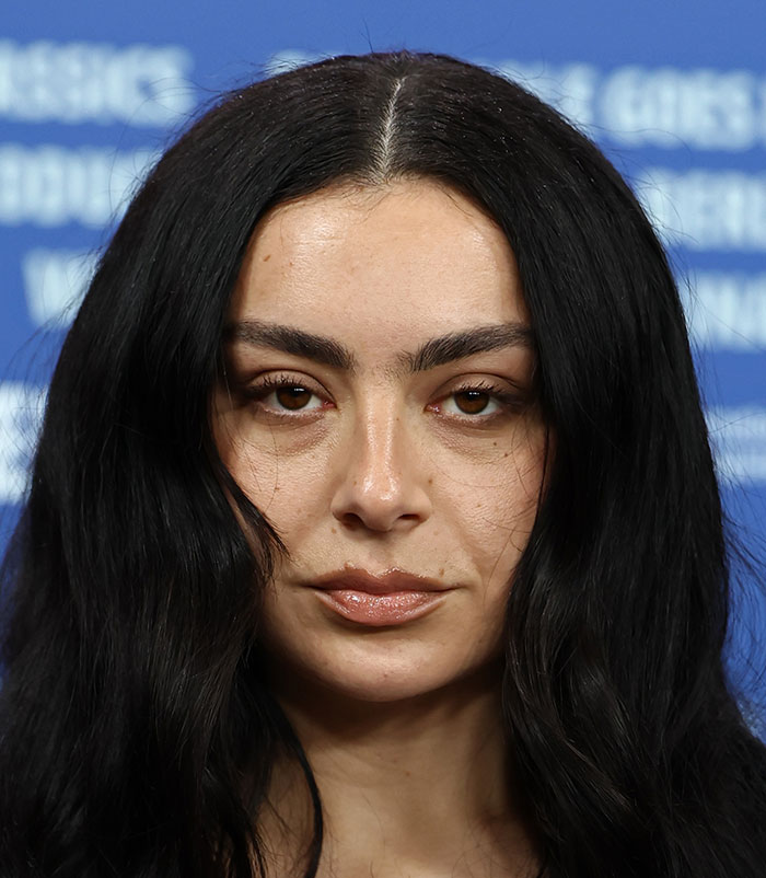 50+ Photos Of Celebrities&rsquo; Skins Up Close That Show They&rsquo;re Human Just Like Us