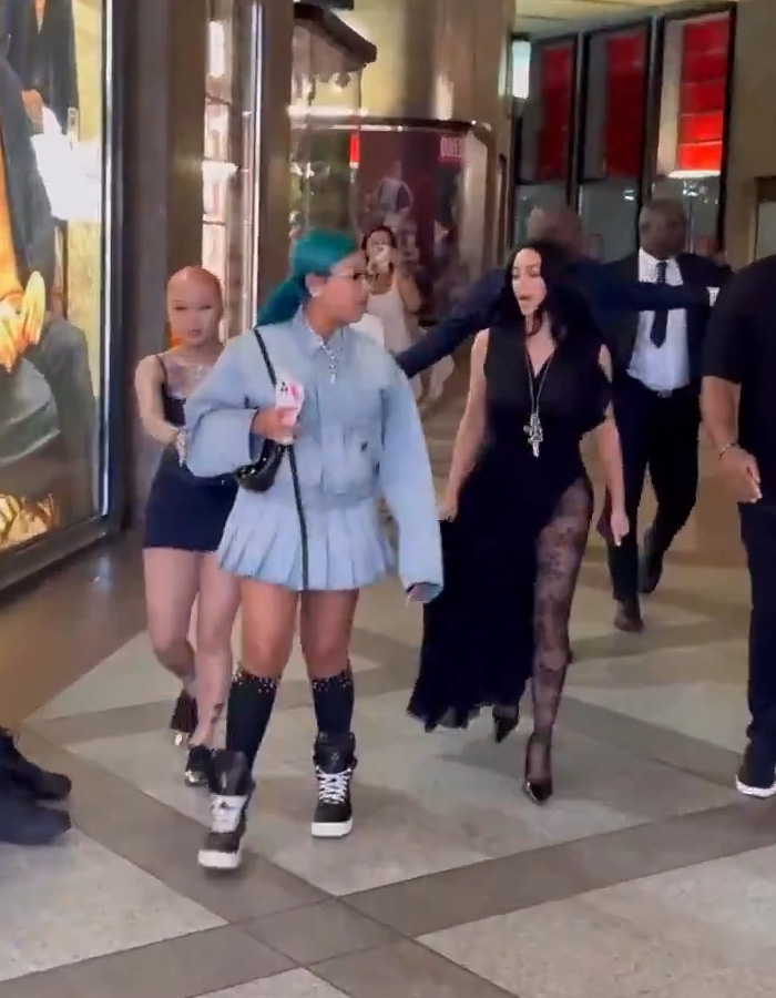 “The Queen Of K-Legs”: Kim Kardashian&rsquo;s Daughter Sparks Concern As Fans Notice How She Walks