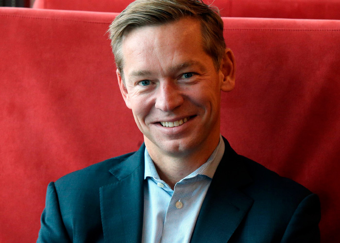 “How Old Are We?”: McDonald’s CEO Blames His Mom For His Viral Big Arch Burger Reaction “How Old Are We?”: McDonald’s CEO Blames His Mom For His Viral Big Arch Burger Reaction