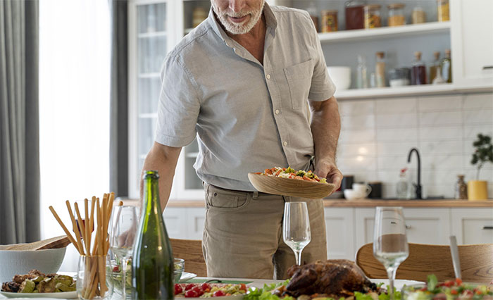 Single Mom Tries To Take Over Stranger’s Guest Room Because They’re “Rich And Have A Lot Of Space”