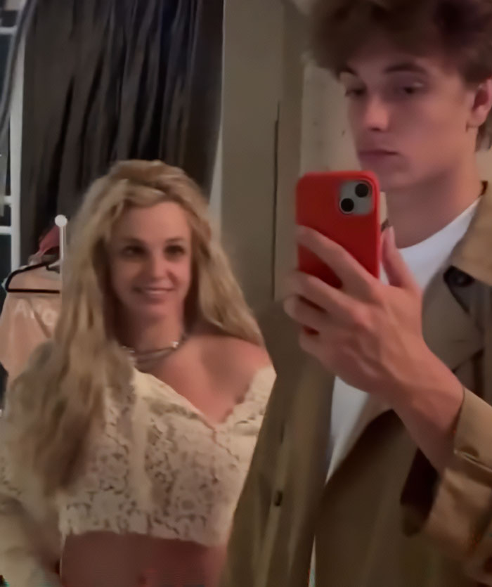 “She Hit Rock Bottom”: After Turbulent Weeks And Arrest, Britney Spears Checks Herself Into A Clinic “She Hit Rock Bottom”: After Turbulent Weeks And Arrest, Britney Spears Checks Herself Into A Clinic