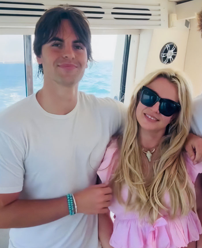 “She Hit Rock Bottom”: After Turbulent Weeks And Arrest, Britney Spears Checks Herself Into A Clinic “She Hit Rock Bottom”: After Turbulent Weeks And Arrest, Britney Spears Checks Herself Into A Clinic