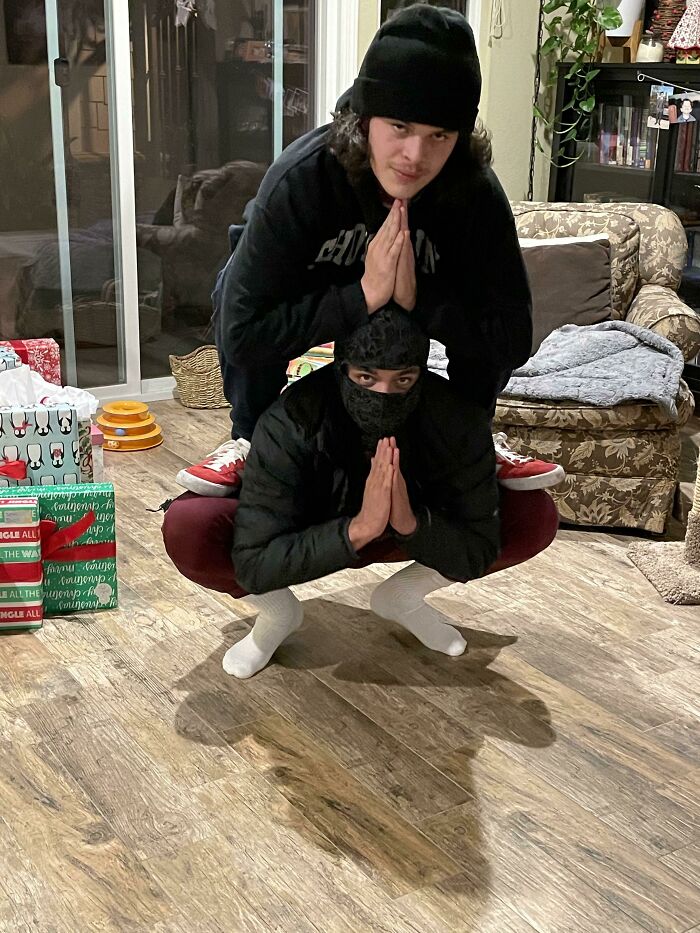 54 Hilarious And Creative Poses That People Somehow Pulled Off Perfectly 54 Hilarious And Creative Poses That People Somehow Pulled Off Perfectly