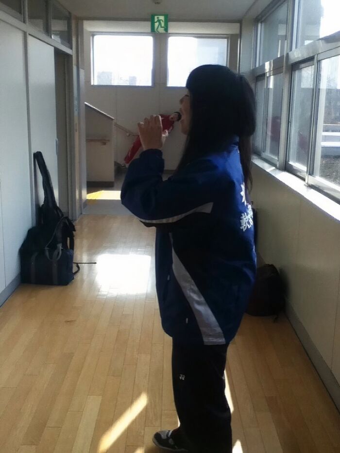 54 Hilarious And Creative Poses That People Somehow Pulled Off Perfectly 54 Hilarious And Creative Poses That People Somehow Pulled Off Perfectly