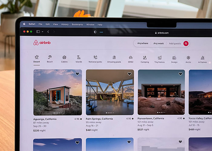 “Some Jeffrey Epstein Stuff”: Florida Couple Books An Airbnb, Ends Up Needing Police Help To Escape