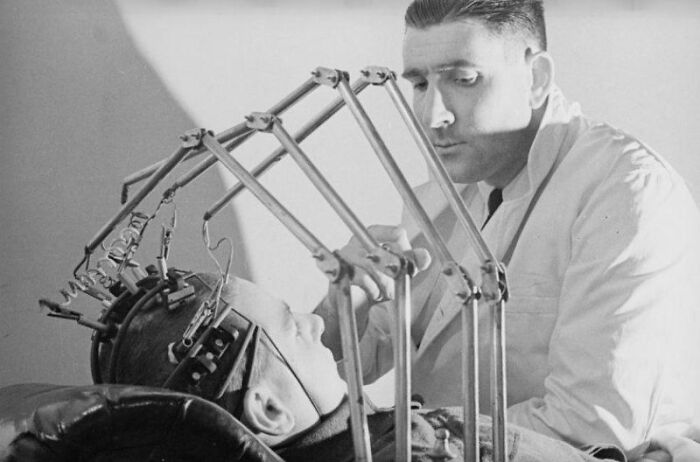 29 Medical Devices From The Past That Might Make You Grateful For Modern Healthcare (New Pics) 29 Medical Devices From The Past That Might Make You Grateful For Modern Healthcare (New Pics)