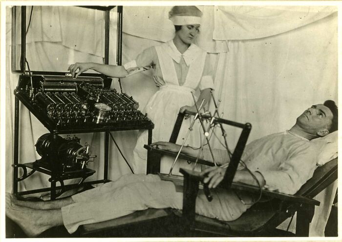29 Medical Devices From The Past That Might Make You Grateful For Modern Healthcare (New Pics) 29 Medical Devices From The Past That Might Make You Grateful For Modern Healthcare (New Pics)