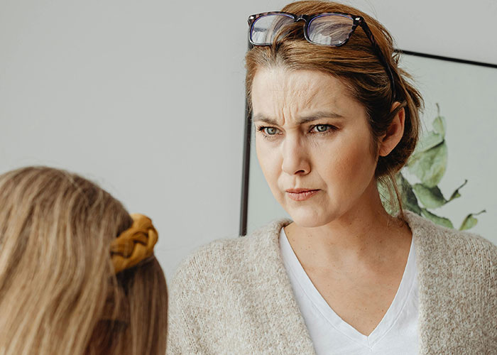 18YO Can&rsquo;t Even Fight With Her BF Without Parents Interfering, They Freak Out When She Resists