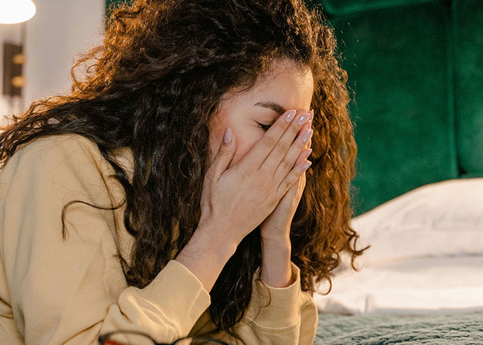 18YO Can&rsquo;t Even Fight With Her BF Without Parents Interfering, They Freak Out When She Resists