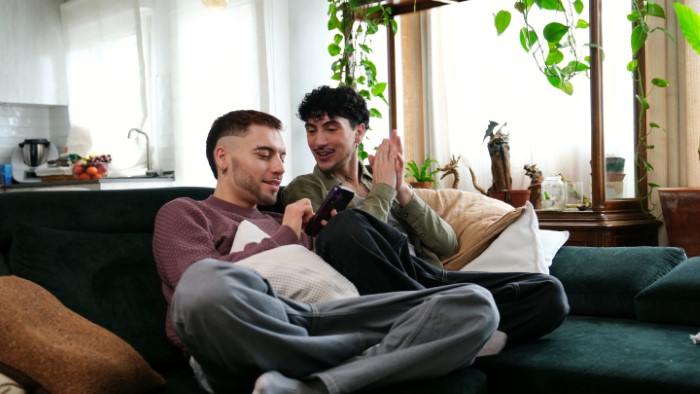 Woman Upset BF’s Friend Won’t Move Out After Finding A Job, Learns The Truth About Their Relationship Woman Upset BF’s Friend Won’t Move Out After Finding A Job, Learns The Truth About Their Relationship