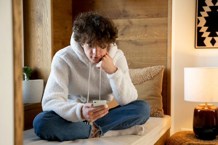 Cheater Dad Entrusts 20YO With His Broken Phone, Family Drama Erupts As It Reveals His Infidelity