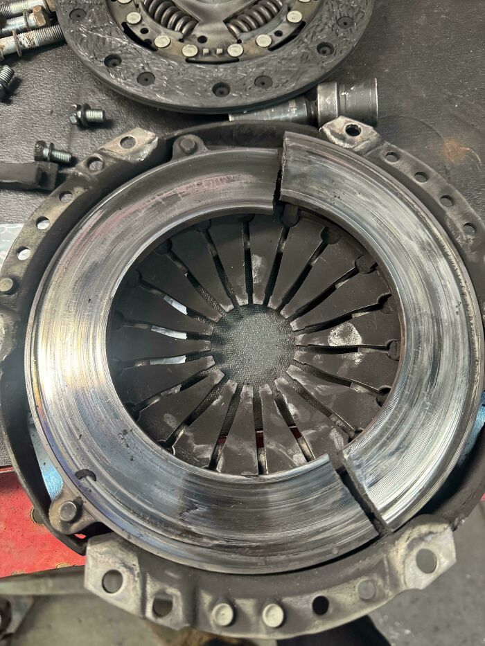 81 Times Car Mechanics Had To Take Pics Of What They Were Dealing With To Make Others Believe Them (New Pics) 81 Times Car Mechanics Had To Take Pics Of What They Were Dealing With To Make Others Believe Them (New Pics)