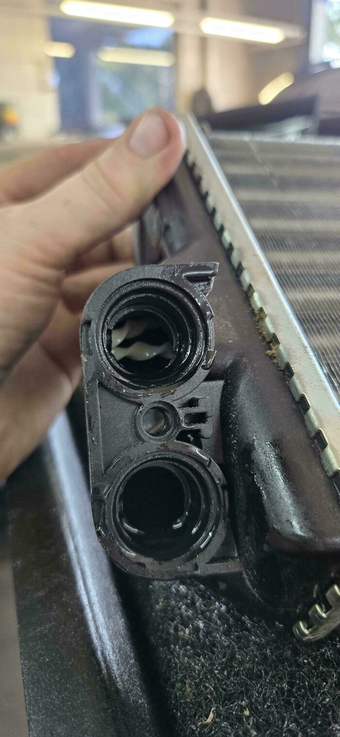 81 Times Car Mechanics Had To Take Pics Of What They Were Dealing With To Make Others Believe Them (New Pics) 81 Times Car Mechanics Had To Take Pics Of What They Were Dealing With To Make Others Believe Them (New Pics)