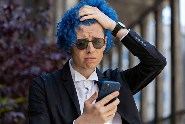 Man Of Honor Told To Change His Blue Hair For Wedding, Bride Uncovers Mom’s Meddling Just In Time