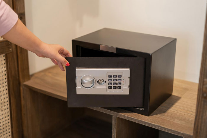 Criminal And Cheater Messes With The Wrong Woman, Ends Up In Jail After Ex GF Exposes His Crimes Criminal And Cheater Messes With The Wrong Woman, Ends Up In Jail After Ex GF Exposes His Crimes