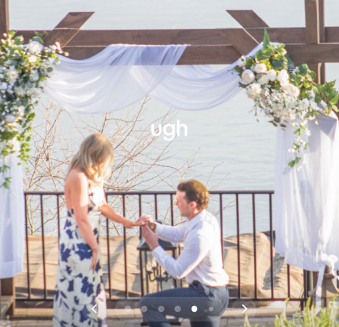 Woman Shares Horrible Engagement Photos She Paid $725 For, Photographer’s Excuse Leaves People Baffled