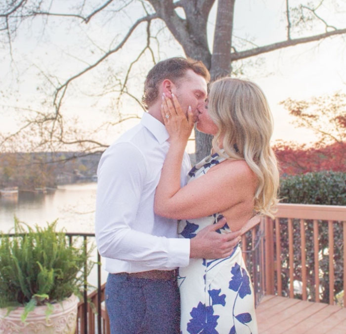 Woman Shares Horrible Engagement Photos She Paid $725 For, Photographer’s Excuse Leaves People Baffled
