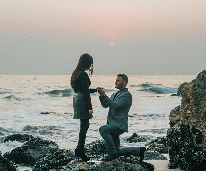 Woman Shares Horrible Engagement Photos She Paid $725 For, Photographer’s Excuse Leaves People Baffled